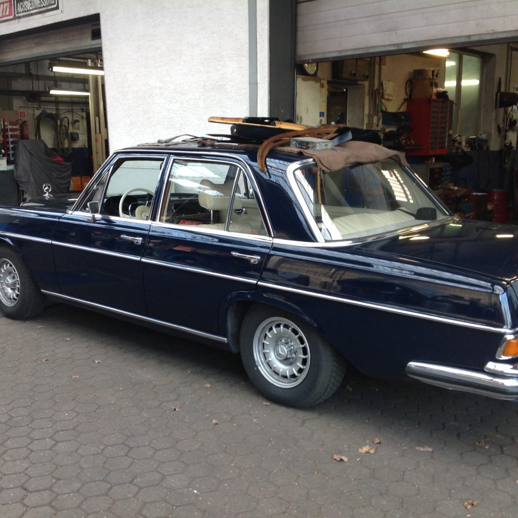 Klassischer Mercedes vor der Werkstatt